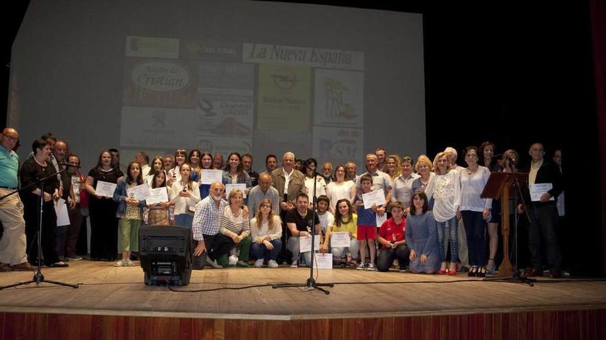 Ganadores y organizadores, en el escenario del teatro de El Entrego.