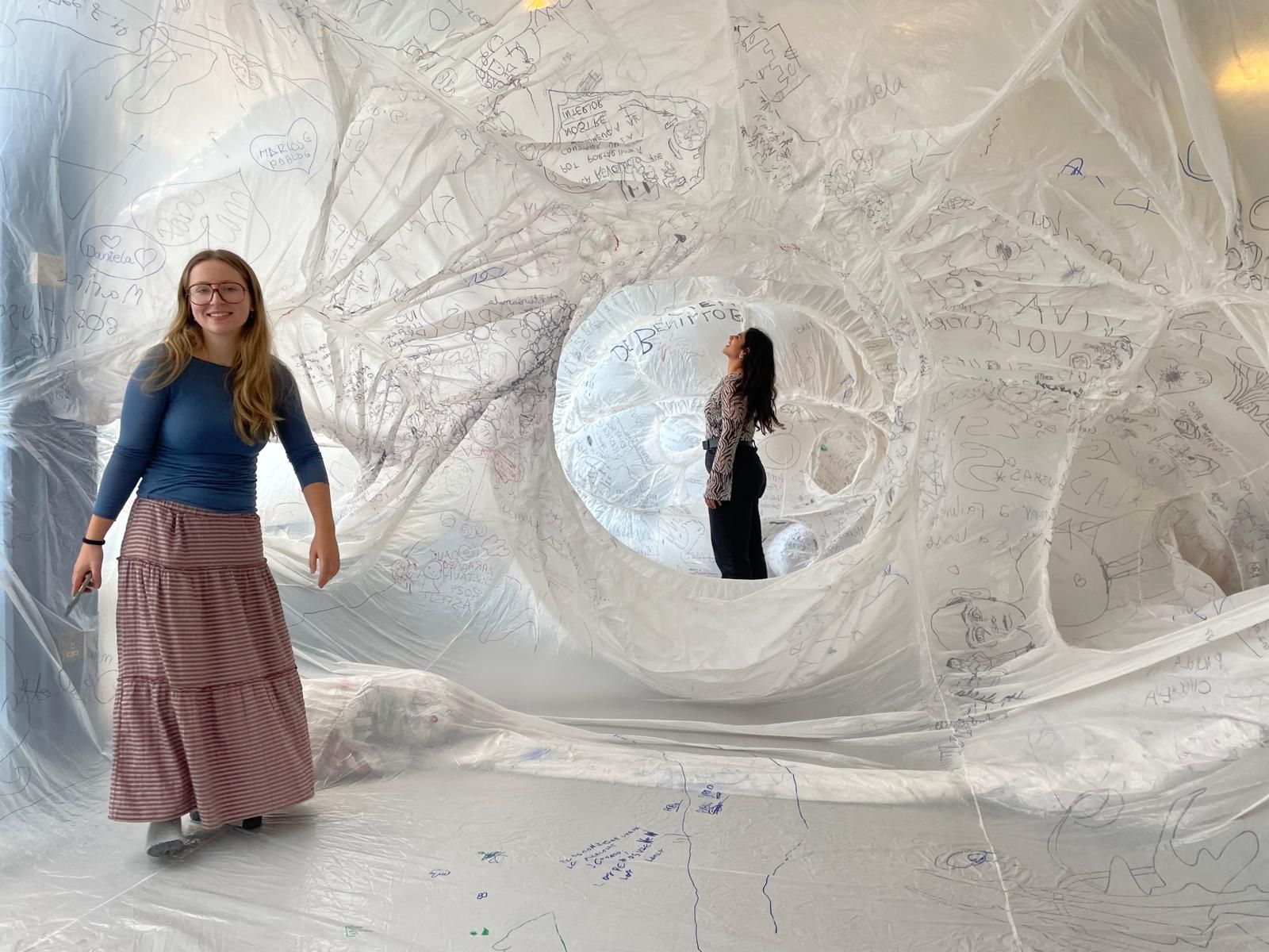 La artista alicantina Olga Diego expone una escultura inflable en Dublín