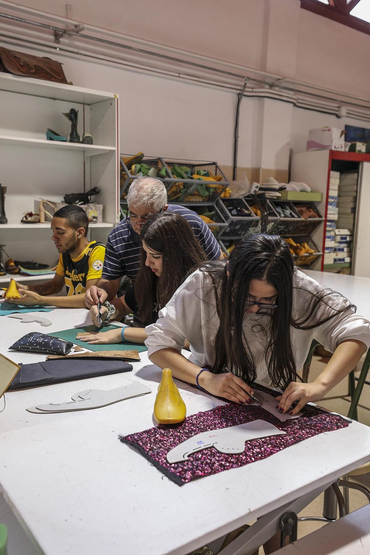 Clase de FP de calzado en instituto Sixto Marco de Elche