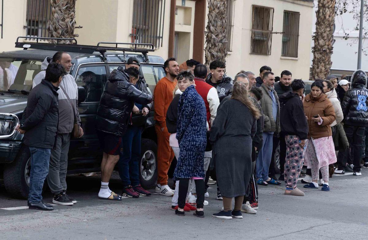 Un incendio en el barrio Miguel Hernández de Alicante deja tres vecinos y seis policías atendidos por inhalación de humo Un incendio en el barrio Miguel Hernández de Alicante deja tres vecinos y seis policías atendidos por inhalación de humo