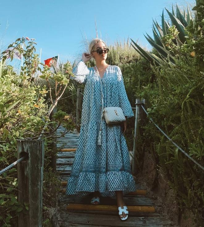 Alba Díaz Martín con vestido fluido estampado de Zara y complementos en blanco