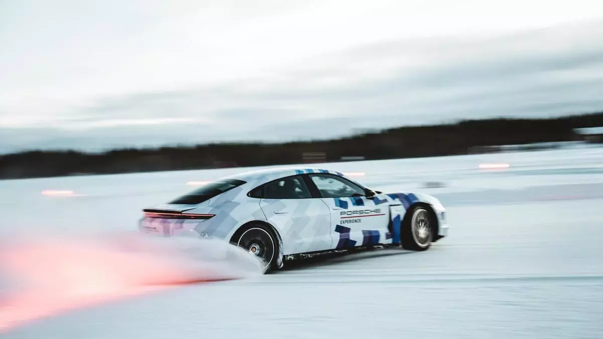 Nuevo rcord Guinness para el Taycan: 17 kilmetros de drifting sobre hielo