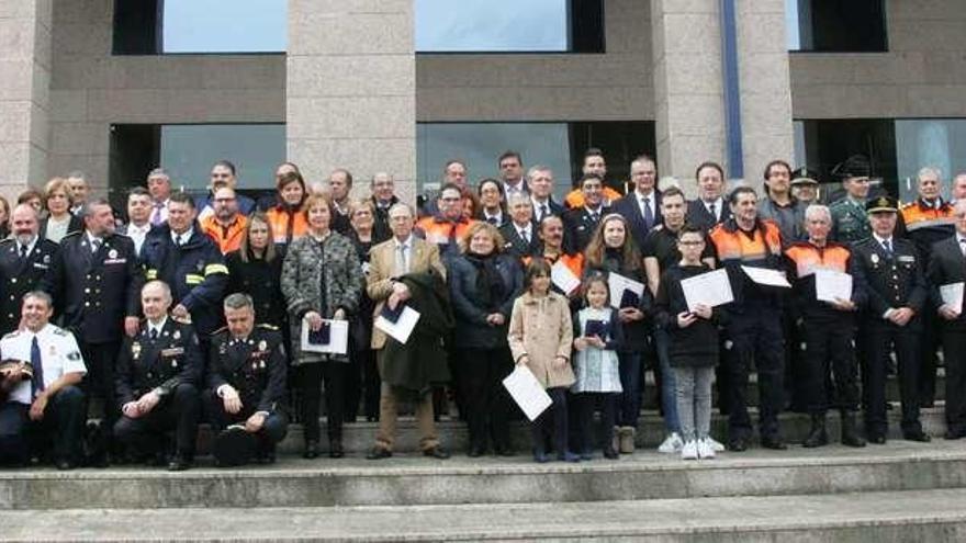 Los galardonados posaron con las autoridades a las puertas de la Academia Galega de Seguridade Pública, al final del acto de entrega de premios. // Bernabé/Luismy