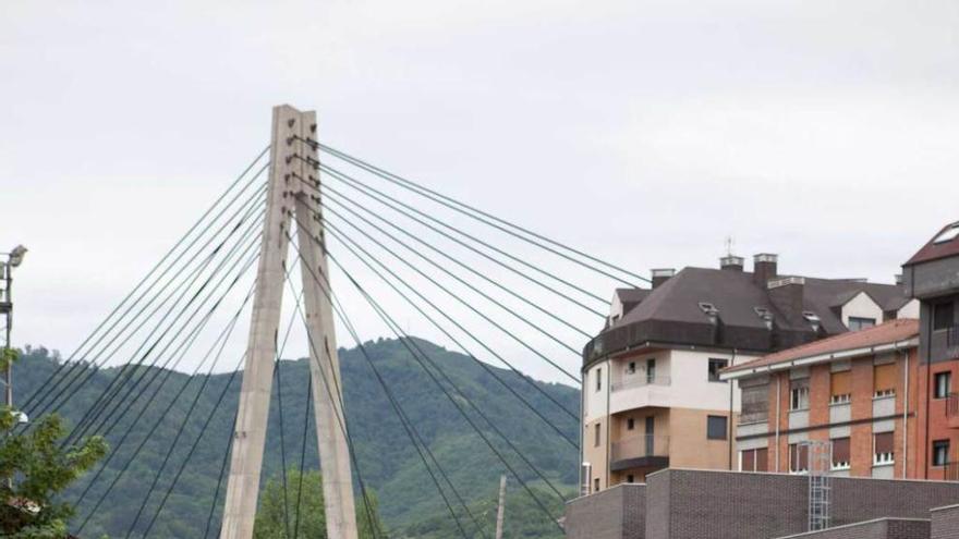 Trabajos de soterramiento a la altura del puente atirantado de Sama.