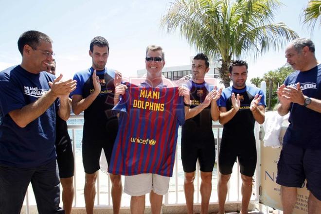 Los jugadores del Barça se divirtieron con los delfines