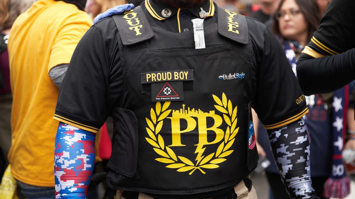 Integrante de los Proud Boys en una manifestación en Washington.