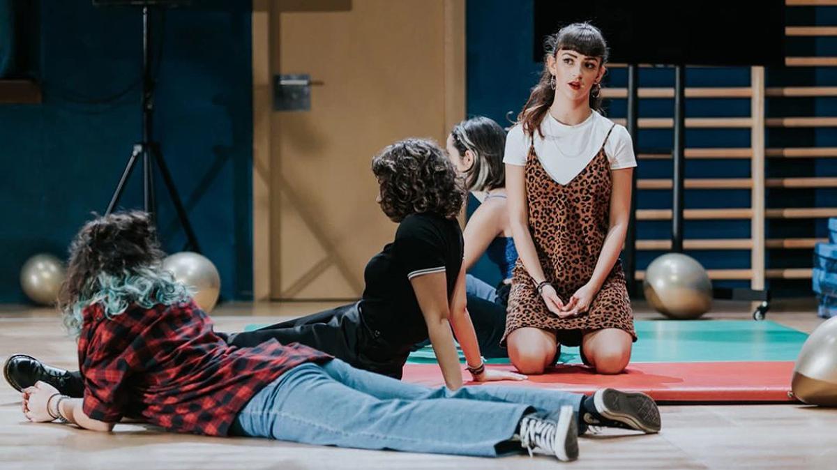 Alícia Gorina dona veu a les adolescents en la seva revisió de ‘Las vírgenes suicidas’ Alícia Gorina dona veu a les adolescents en la seva revisió de ‘Las vírgenes suicidas’