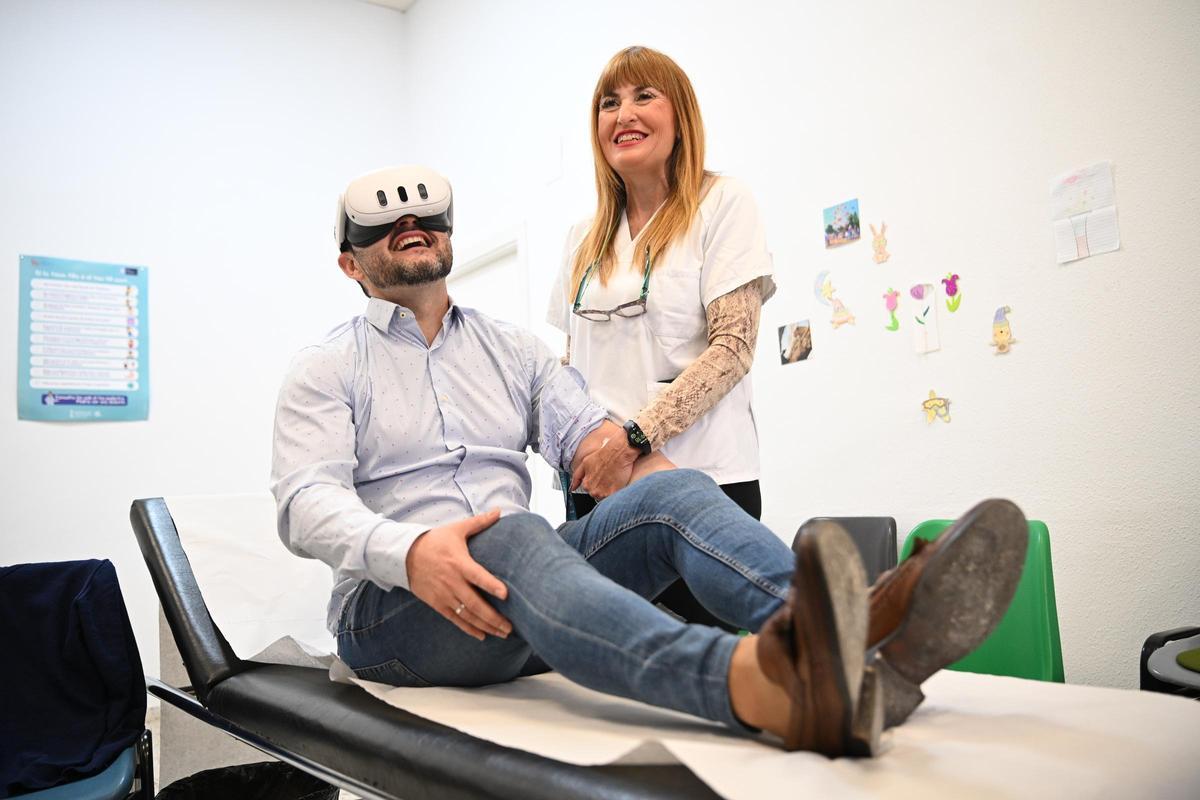 El paciente puede elegir entre playa y montaña para viajar desde Elche con las gafas de realidad virtual
