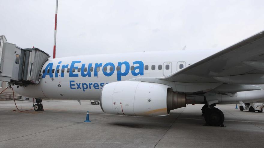 Un avión de Air Europa en el aeropuerto de Alvedro. | Iago López