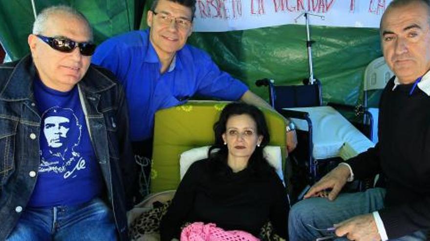 Carrasquilla, en su campamento en la plaza de la Virgen ayer, tras 22 días de huelga.