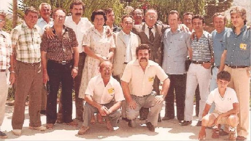 Carrillo en su visita a la Vall en 1980. Con él Vicent Zaragoza (padre e hijo), Juan Franco, Diego Moreno y simpatizantes.