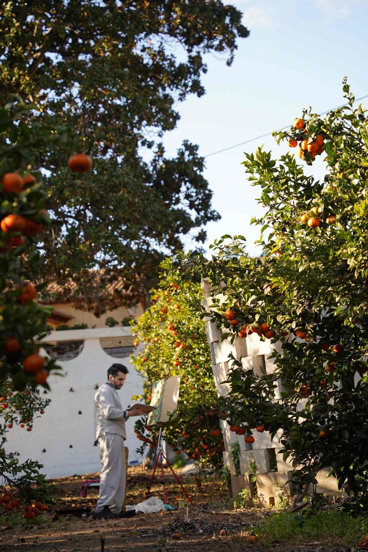 Javier Villar trabaja en unas de las obras entre naranjos de la alquería.