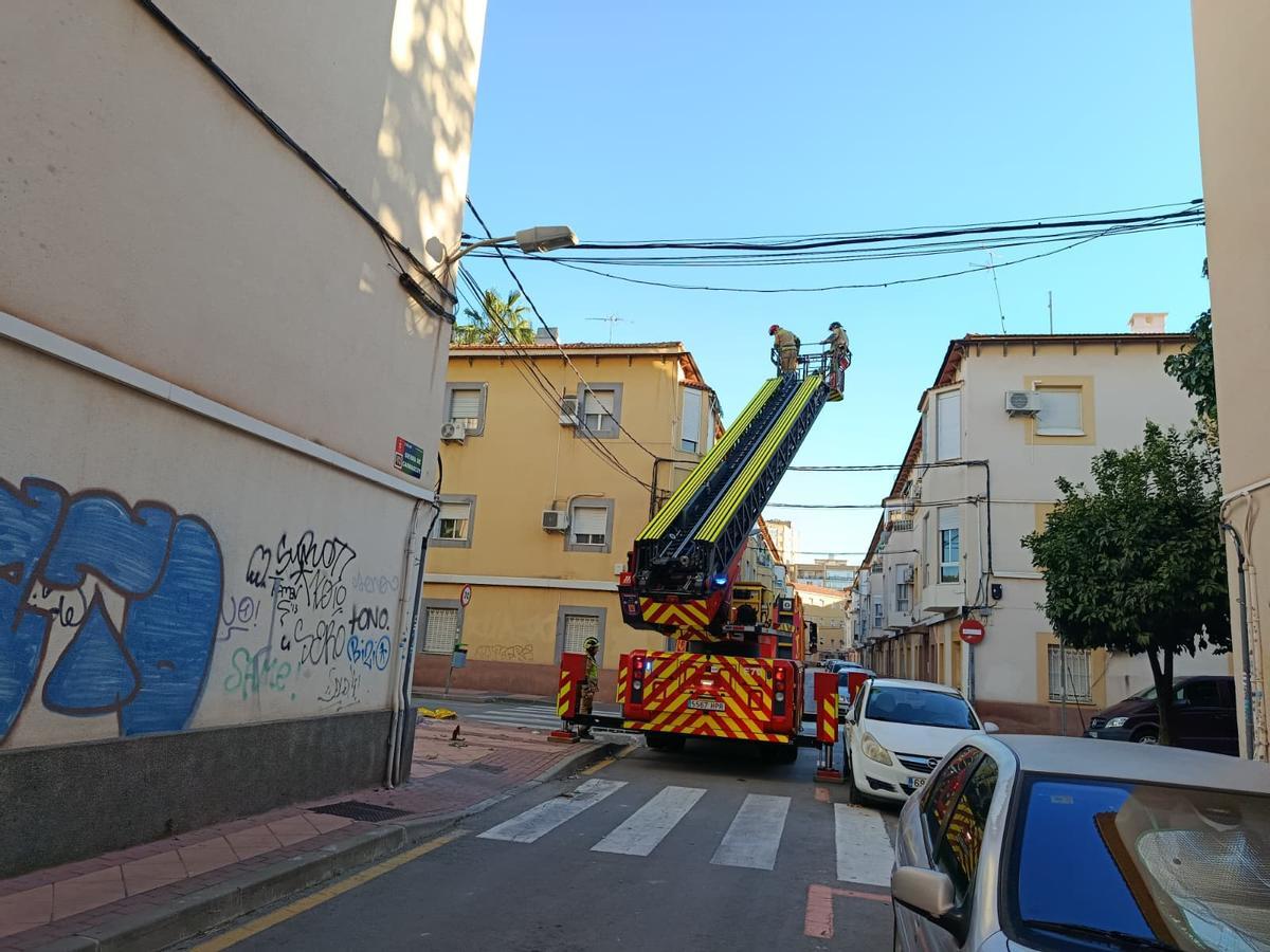 Bomberos Murcia realizando labores de prevención en el barrio de Santa María de Gracia.