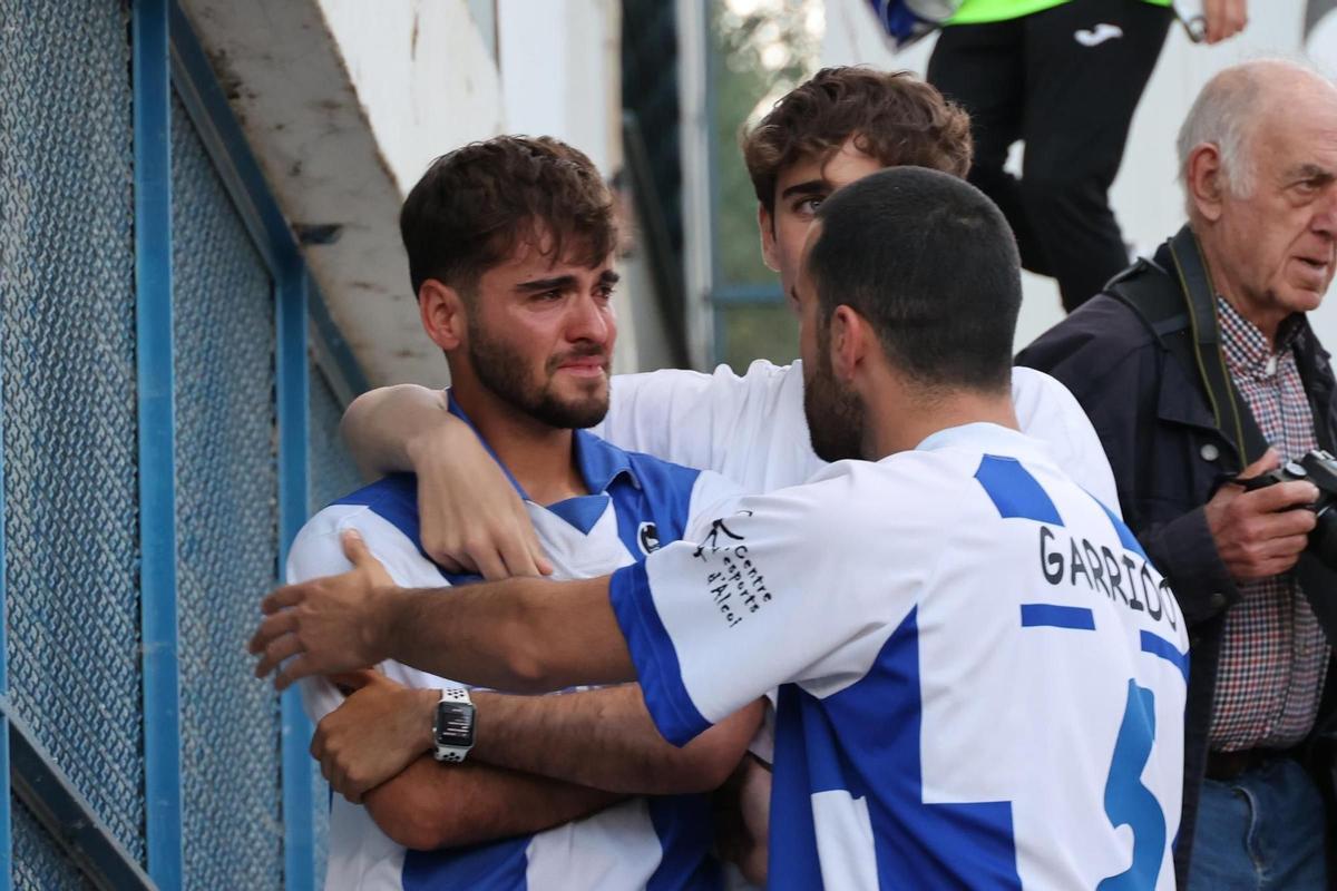 Aficionados del Alcoyano lloran después de la consecución del descenso.