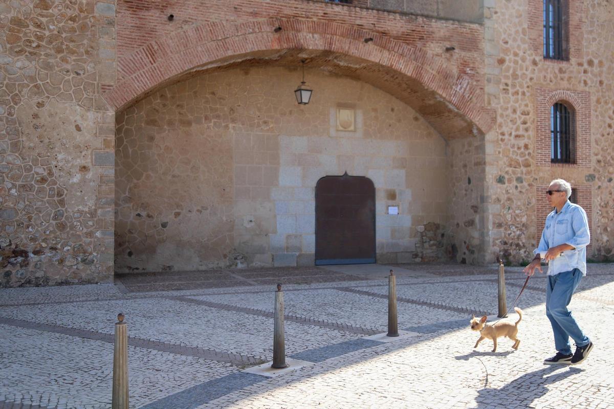 El Museo Arqueológico de Badajoz, que ayer continuaba cerrado al público.