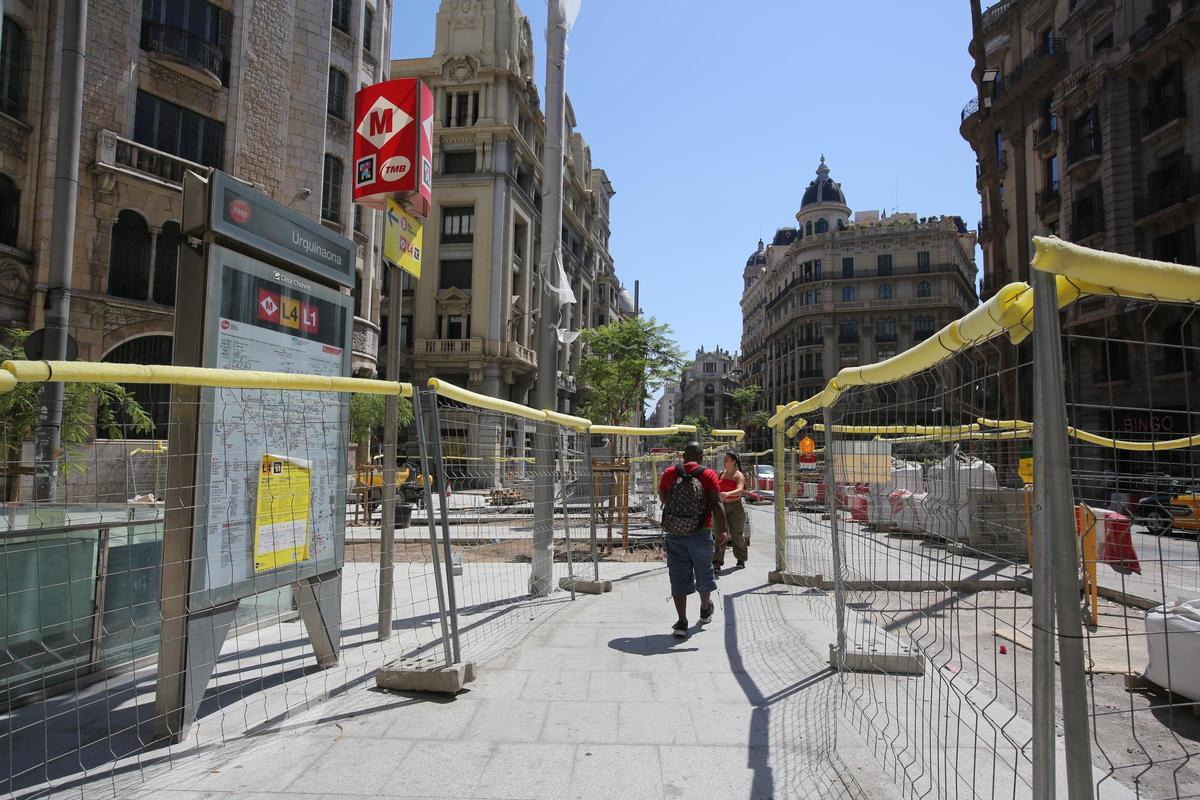 Estación cerrada de la L4 de metro, que restringe el acceso a la Via Laietana y el centro.