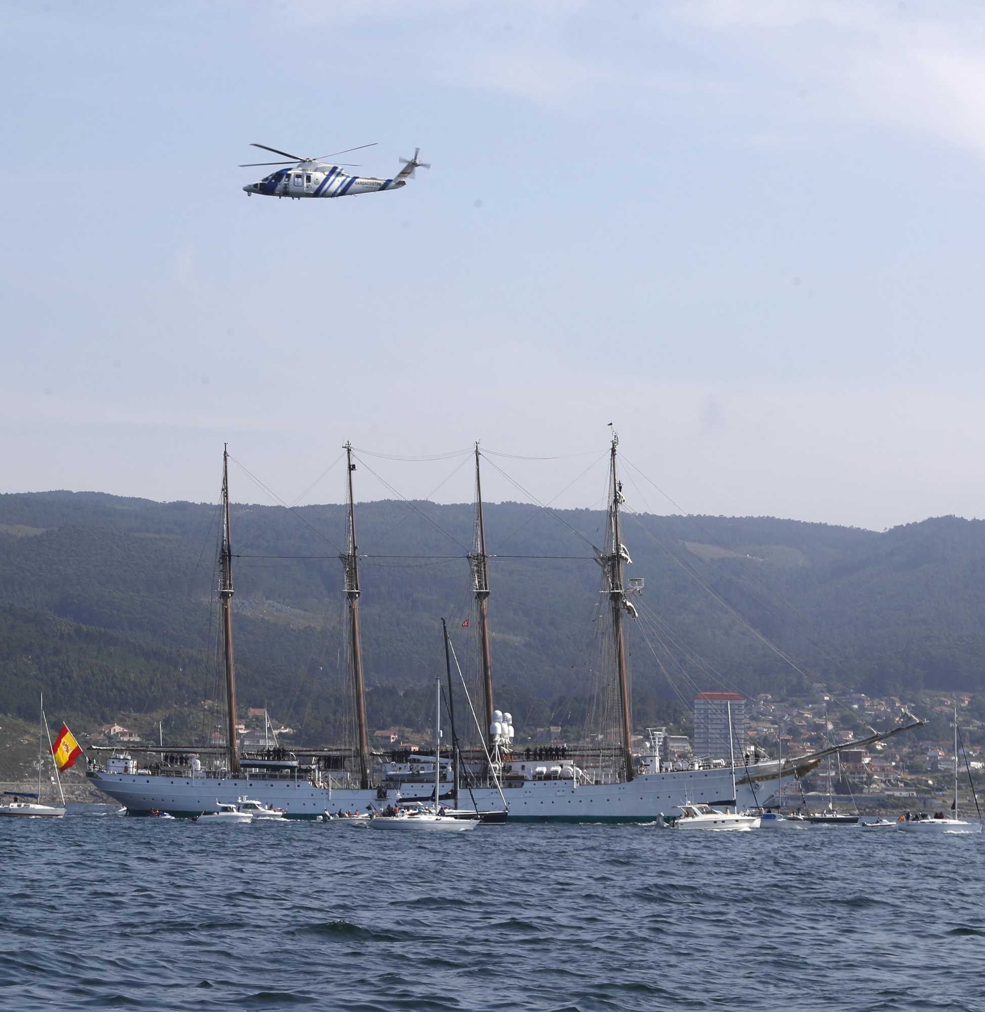 El buque 'Juan Sebastián Elcano' se impone a la niebla en Baiona