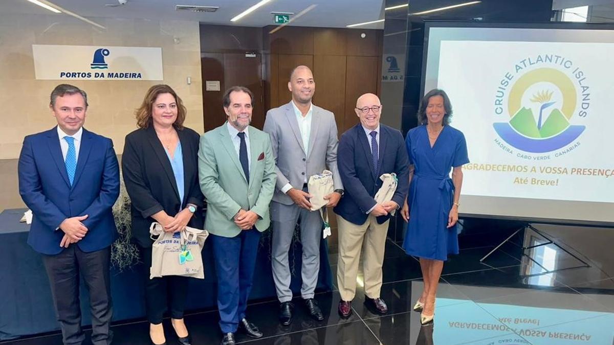 Los presidentes y presidentas de los puertos de Las Palmas, Tenerife, Madeira y Cabo Verde, en la firma del acyuerdo en Funchal.