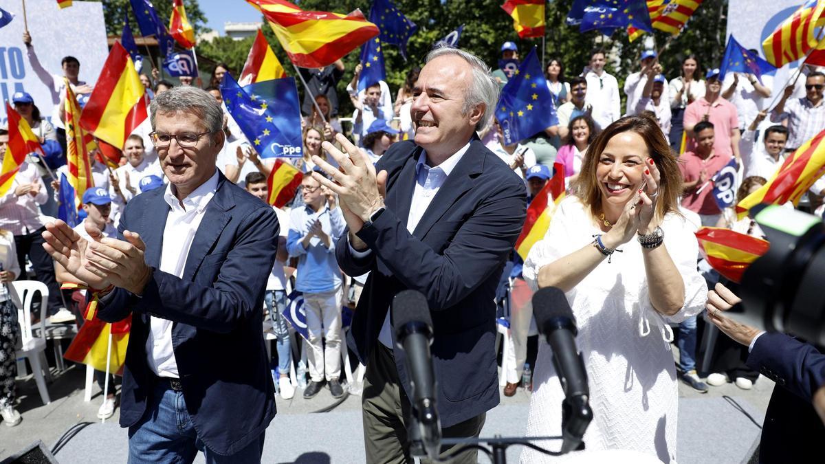 Feijóo, Azcón y Chueca a su llegada al escenario de la calle Moret, el lugar ‘talismán’ de los populares desde la victoria en las autonómicas de 2023.