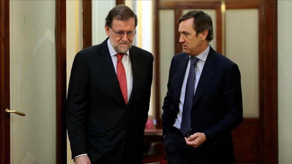 Mariano Rajoy conversa con Rafael Hernando en los pasillos del Congreso, el pasado mes de julio.