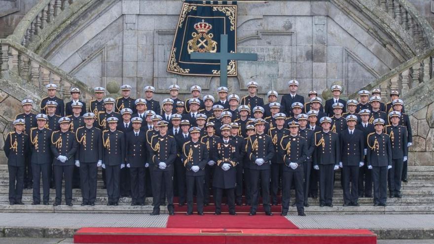 Un total de 60 alumnos y 86 civiles juran la bandera en la Escuela Naval