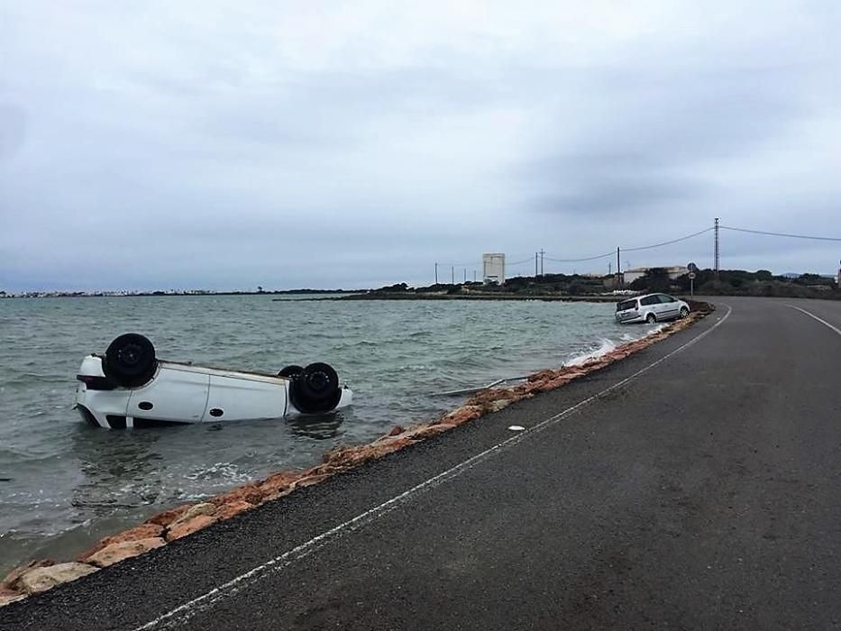 Dos coches caen al agua en s'Estany Pudent