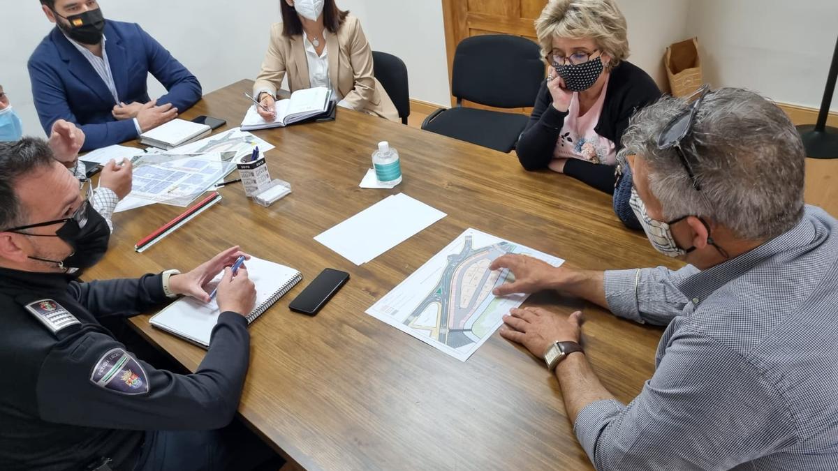 Los feriantes, con el plano del aparcamiento del puente Nuevo, en la reunión de este lunes.