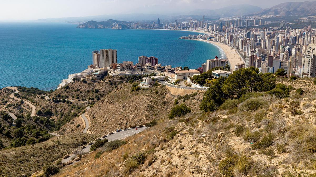 Vista de Serra Gelada con Benidorm al fondo.