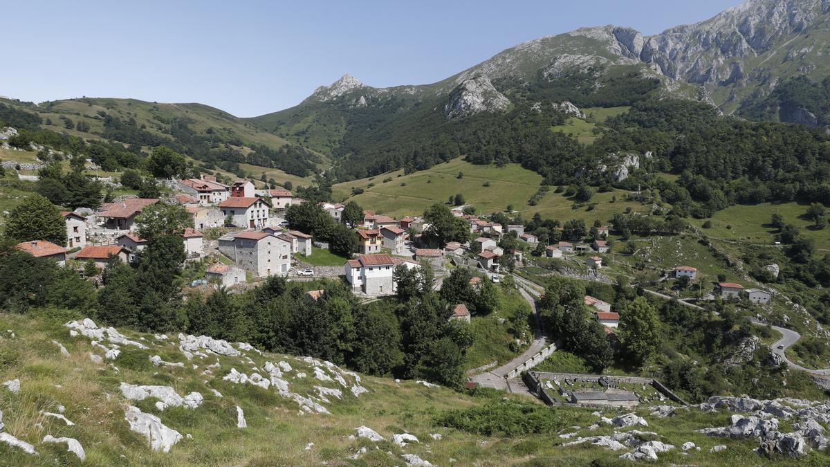 Sotres, un pueblo abrazado por las montañas