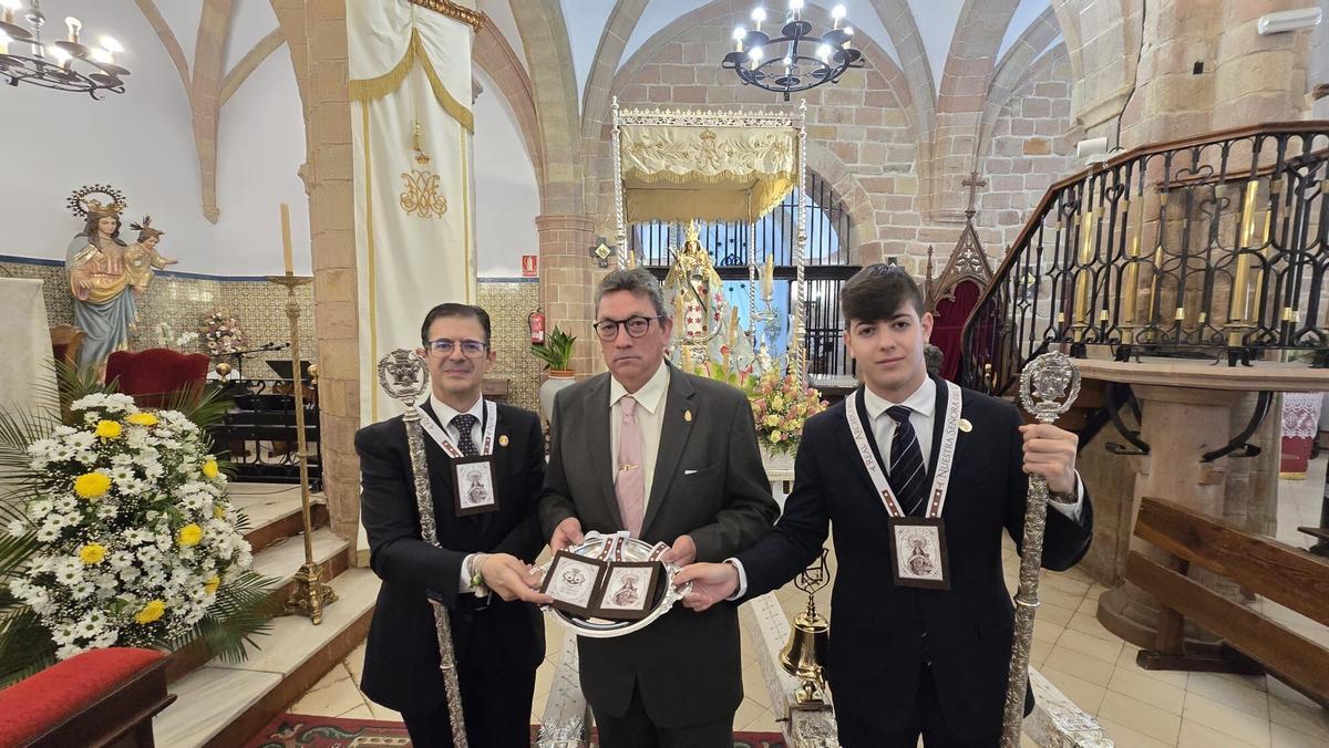 Numerosas personas participan en una jornada festiva iniciada con la salida de la patrona de la localidad desde la iglesia de San Andrés