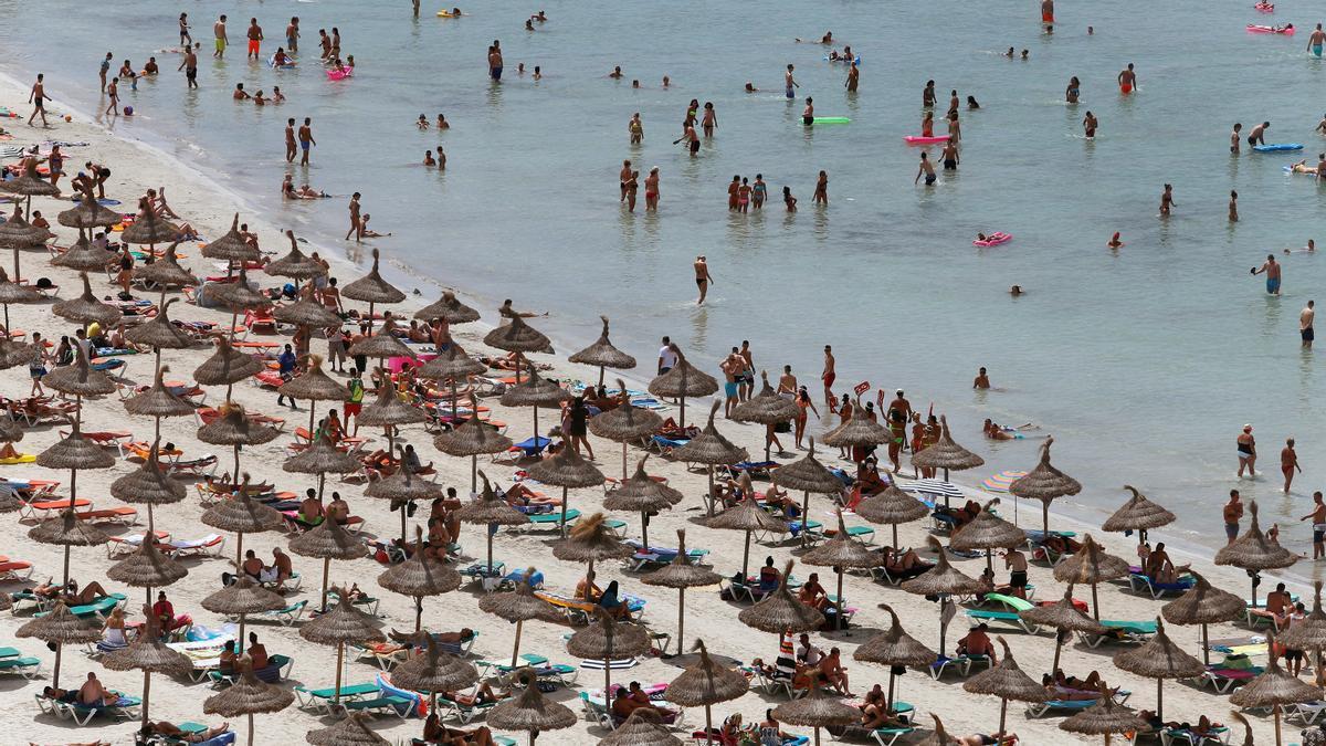 Turistas en la playa de s&#039;Arenal, en Palma.