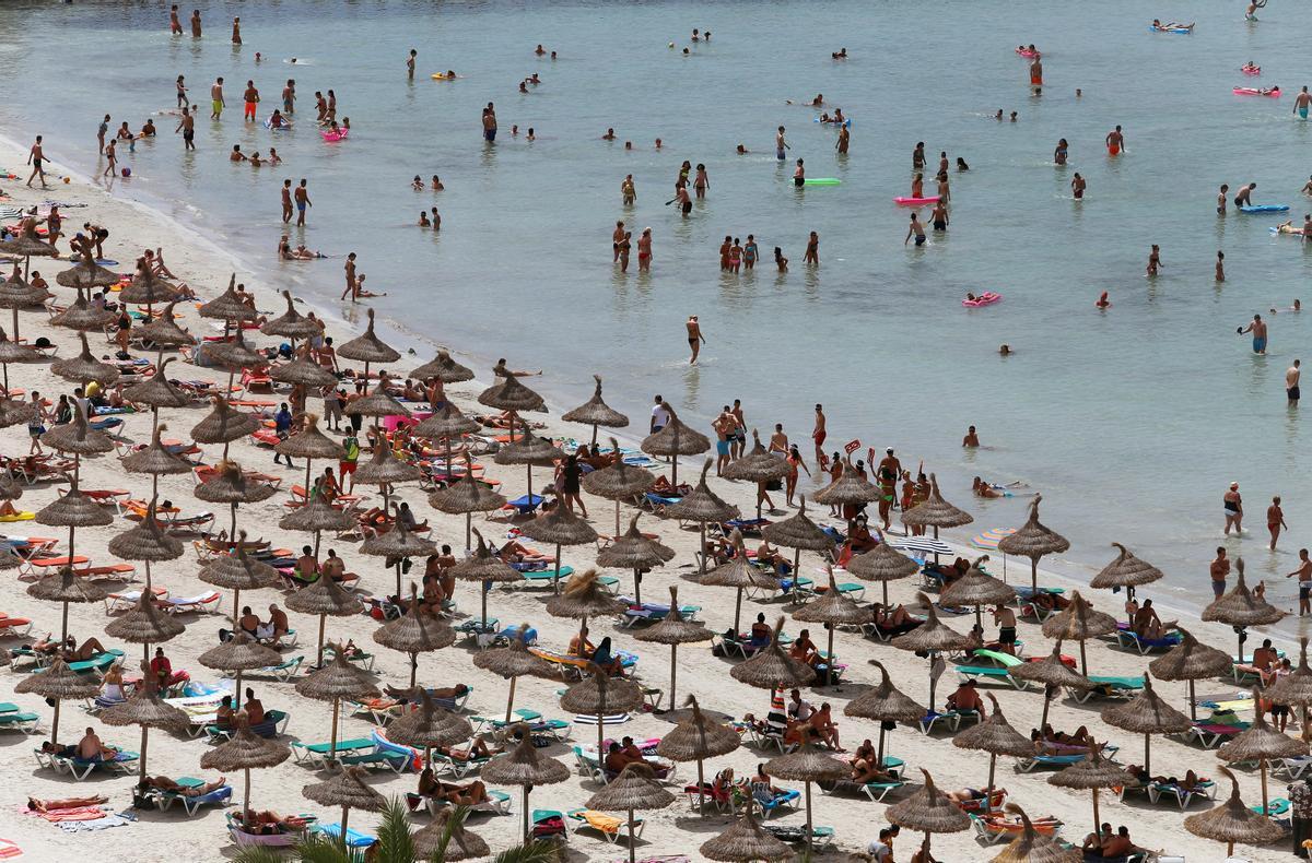 Turistas en la playa de s'Arenal, en Palma.