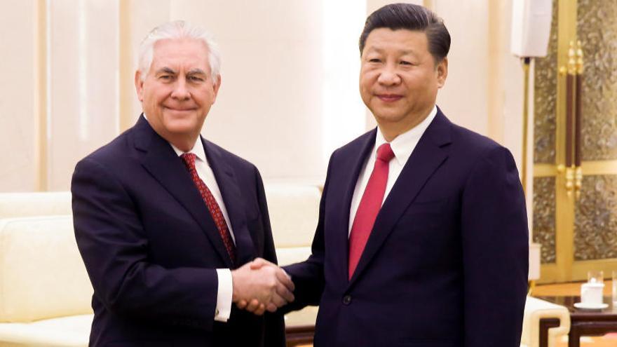 Tillerson y Xi se saludan antes de la reunión.