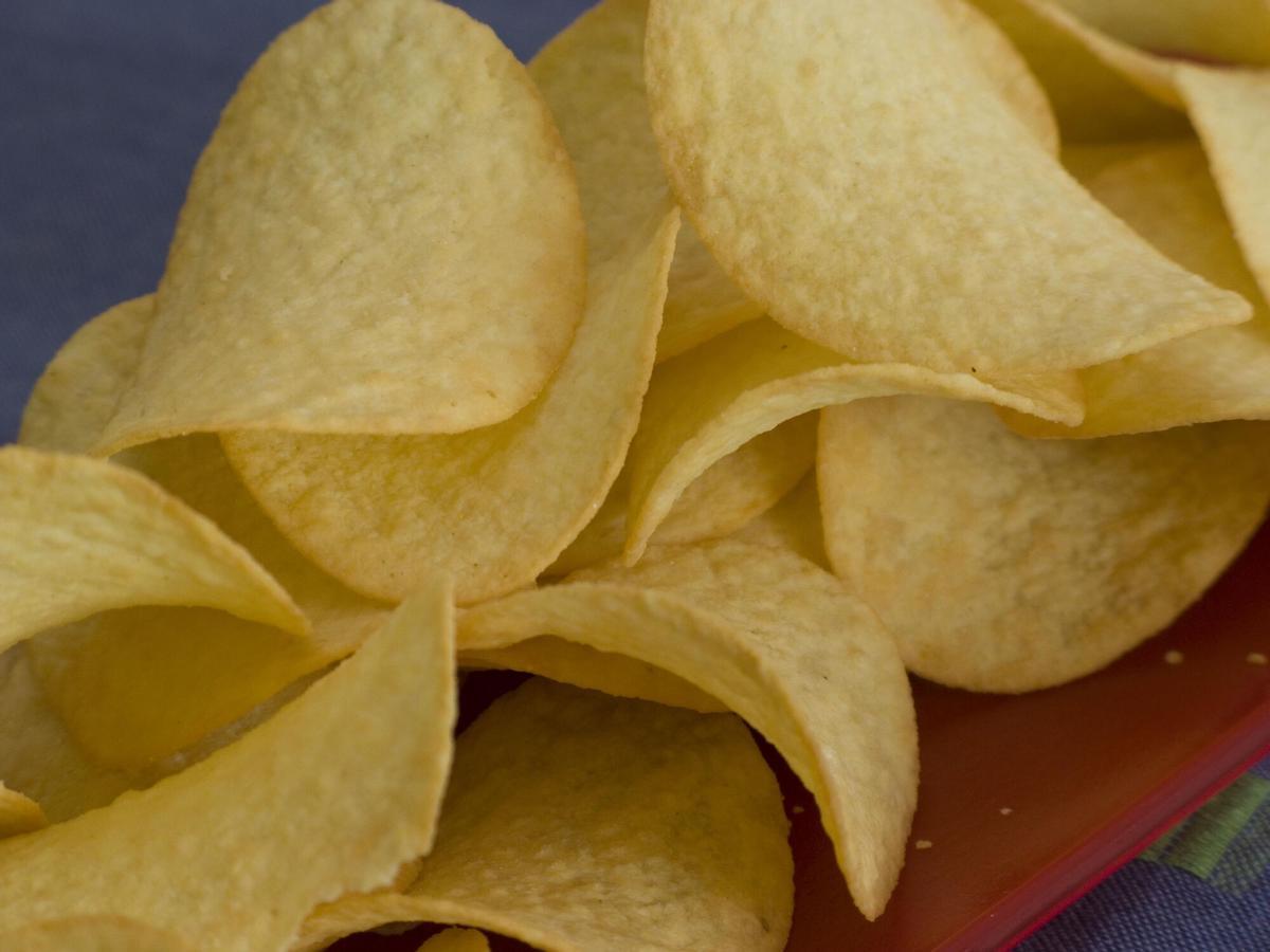 Patatas chips encima de un plato.