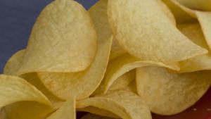 Patatas chips encima de un plato.