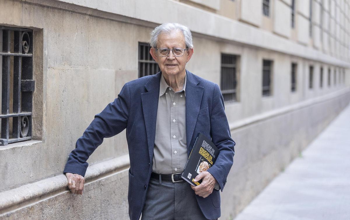 Victorino Mayoral, coordinador del libro Educar en dictadura vs educar en democracia en Alicante