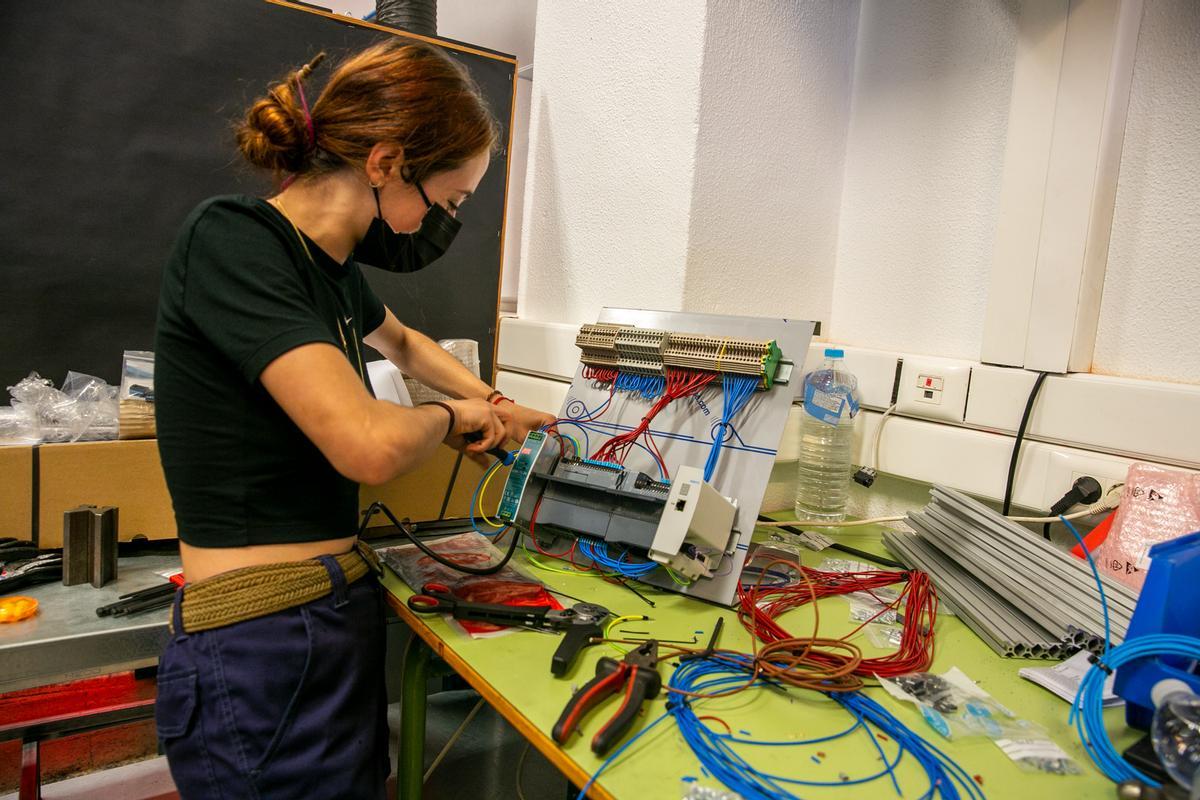 Campeonato de FP metatrónica, electricidad y robótica en el IES Cabanilles de Alicante