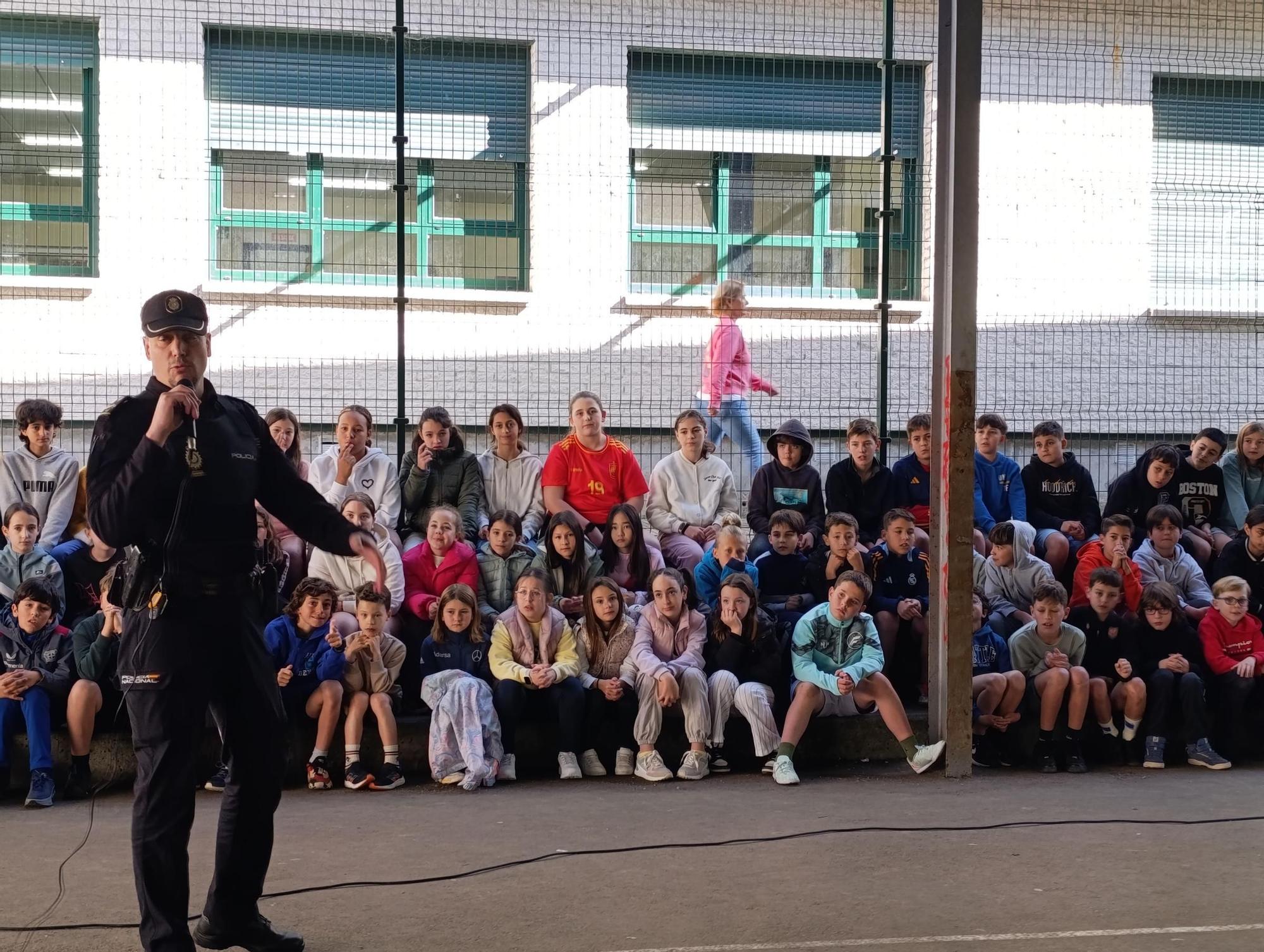 Así fue la exhibición de la Policía Nacional en el colegio La Fresneda, en Siero