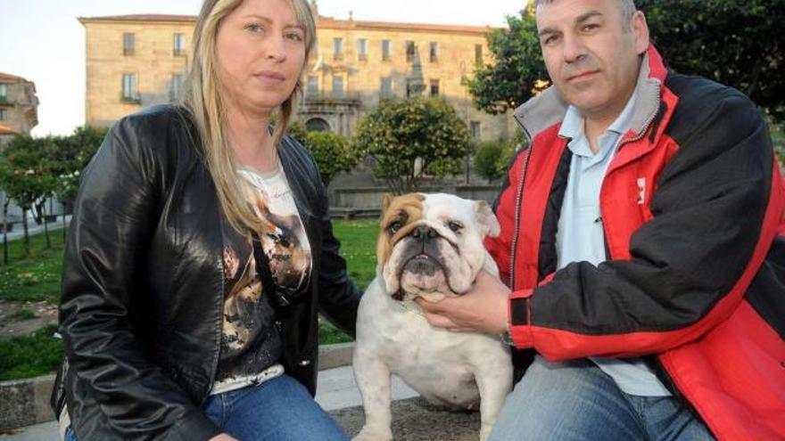 El criador pontevedrés Juanma López con su pareja, Maite, y Ocobo Catalina la Grande, campeona absoluta en hembras del mundo.  // R. V.