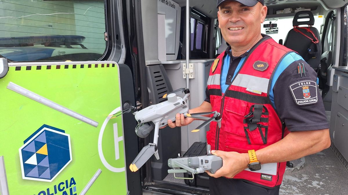 El oficial de la Policía Local de Telde José Juan Florido, con uno de los drones que maneja en la unidad.