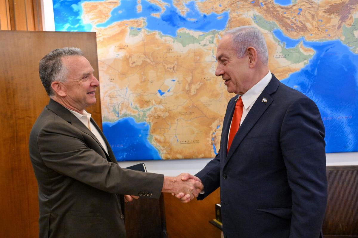 El primer ministro de Israel, Benjamín Netanyahu (derecha), se reunió este jueves con el enviado especial de la Casa Blanca para Oriente Medio, Steve Witkoff, tras su llegada al país para discutir la situación en la Franja de Gaza.