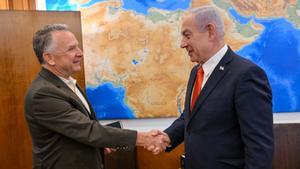 El primer ministro de Israel, Benjamín Netanyahu (derecha), se reunió este jueves con el enviado especial de la Casa Blanca a Oriente Medio, Steve Witkoff, tras su llegada al país para tratar la situación en la Franja de Gaza. 