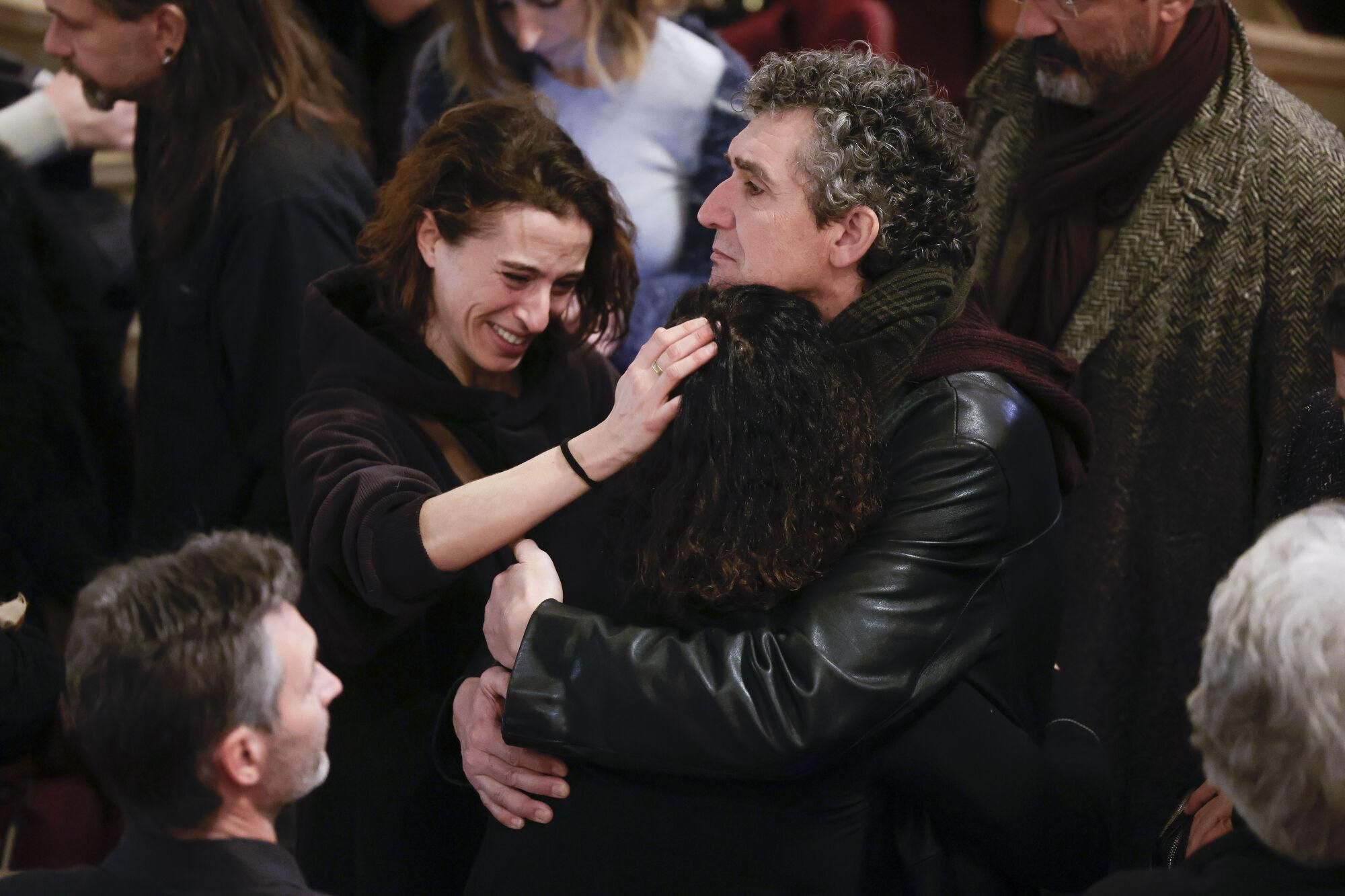 MADRID, 18/12/2024.- El dramaturgo Juan Mayorga (d) abraza a María Isasi, hija de la actriz Marisa Paredes, en la capilla ardiente de la artista el Teatro Español en Madrid este miércoles. Paredes falleció a los 78 años este martes, 17 de diciembre. EFE/Zipi