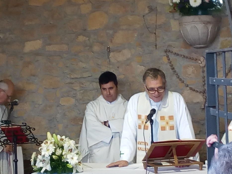 Cientos de personas festejan y ovacionan a la Virgen de la Cabeza en Meres