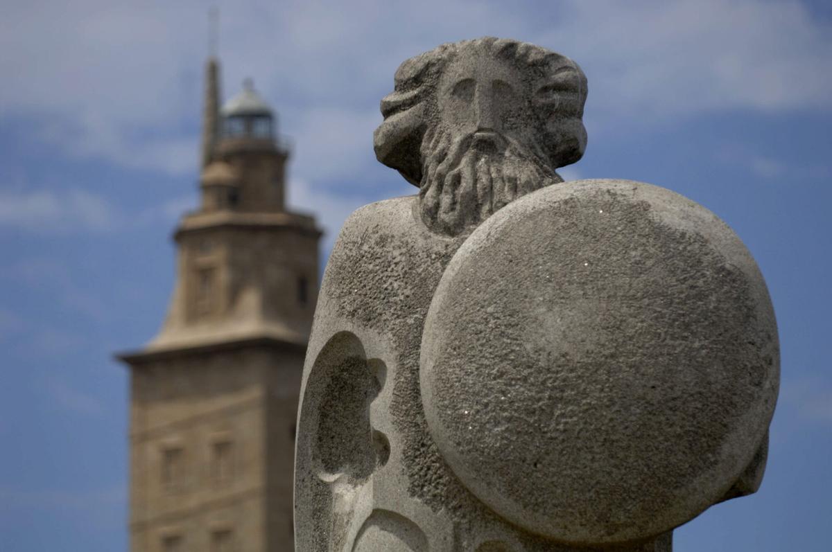 La escultura de Breogán en el entorno de la Torre.