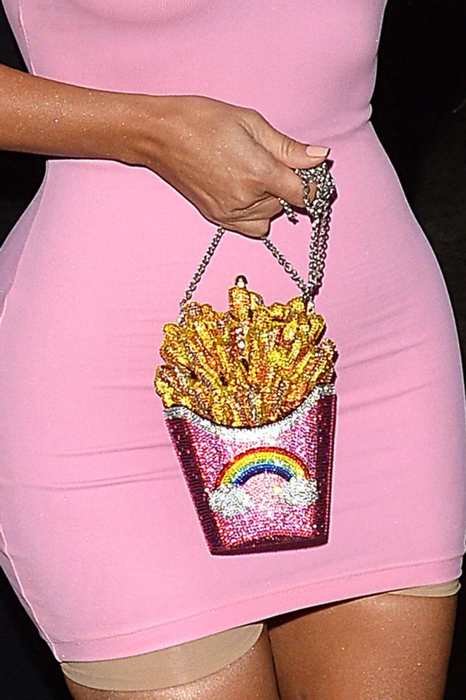 Kim Kardashian con bolso de patatas fritas