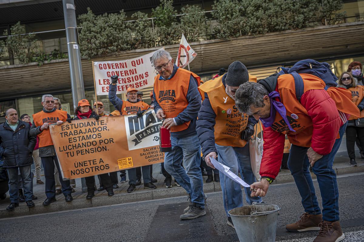 La Coordinadora de pensionistas se manifiesta por el centro de Barcelona