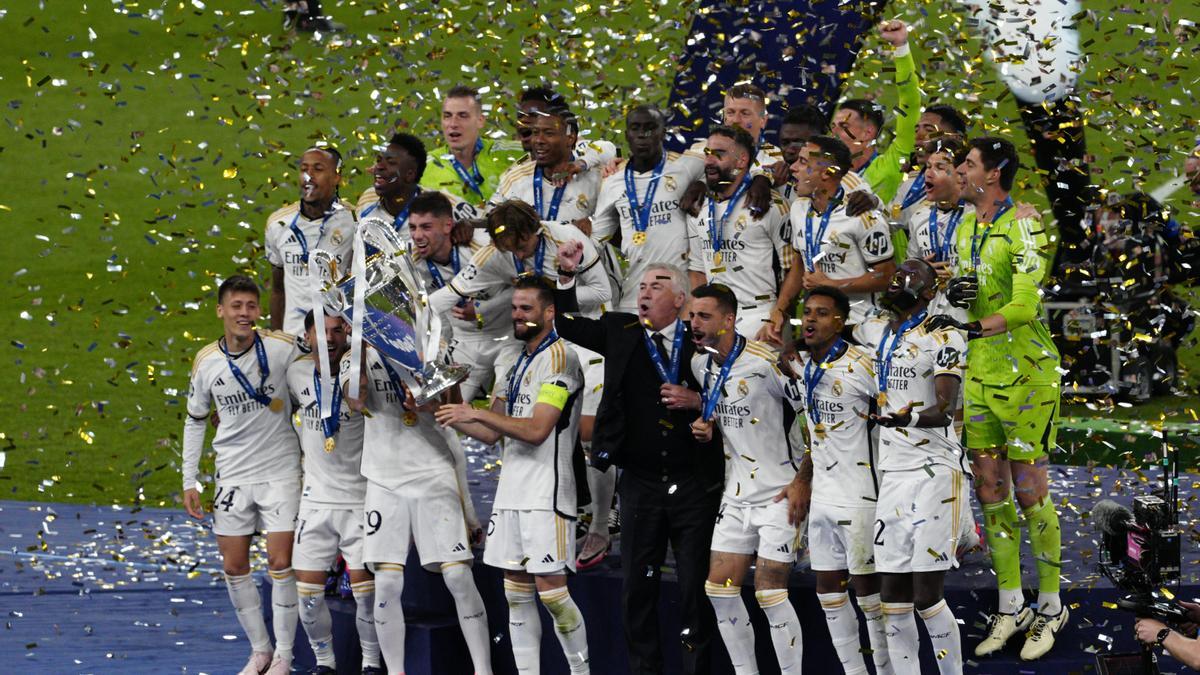 Los jugadores del Real Madrid celebran la Champions.