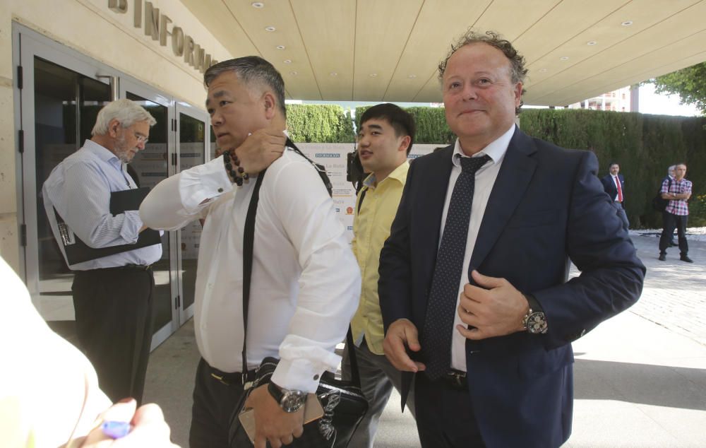 Ricard Sala, con dos empresarios del Grupo China Sale.