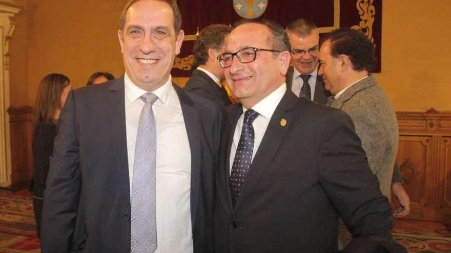Valeriano Martínez García junto a José Enrique Sotelo tras su toma de posesión. // Xoán Álvarez